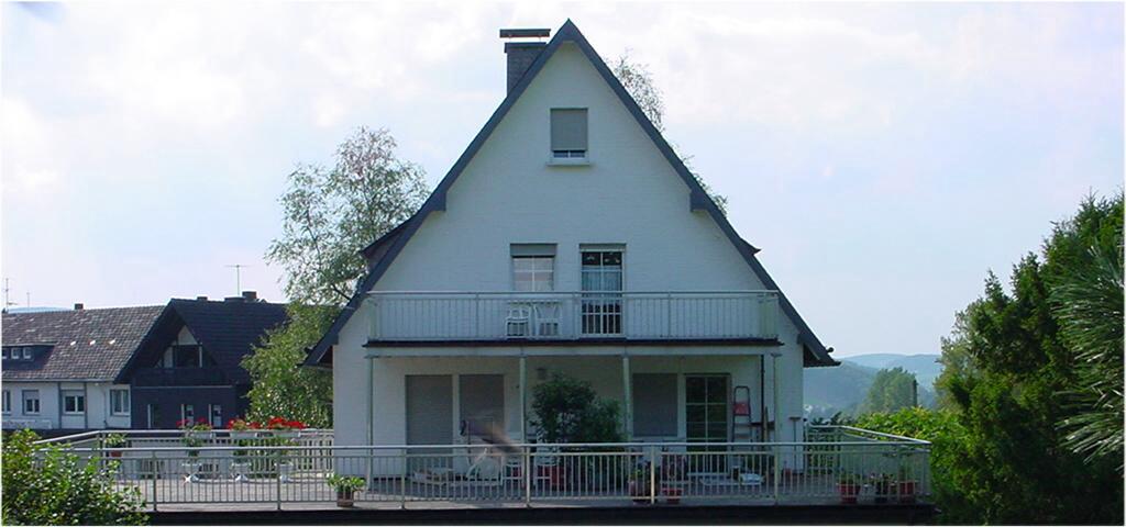 Top and bottom balcony balustrade